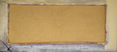 Etap poprzedzający rekonstrukcję sgraffita na obiekcie. Widać rysunek naniesiony metodą przepr&oacute;chy na świeżą jeszcze warstwę pobiały (ul. Sobieskiego 5). Fot. ze zbior&oacute;w autorki